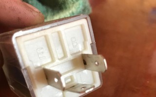 起亚K2转向灯闪光器位置图解析（探索起亚K2转向灯闪光器的安装位置和功能）