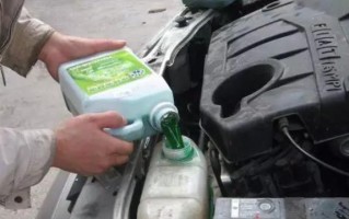 变速箱油液面检查方法是什么？如何确保油液面在正常范围内？