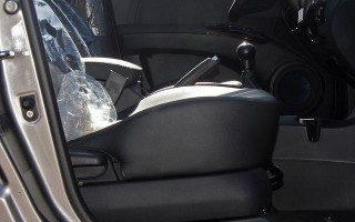 起亚狮跑转向灯继电器位置及相关故障排查方法