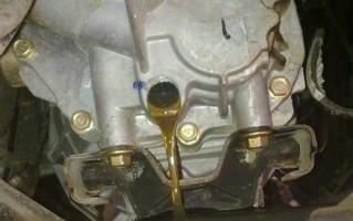 手动变速箱加多少油合适？如何判断最佳油量？
