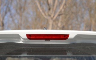 日产奇骏刹车灯罩子更换方法（轻松学会更换日产奇骏刹车灯罩）