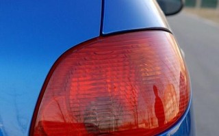 解决标致206右侧转向灯不亮的方法（教你轻松修复标致206右侧转向灯问题）