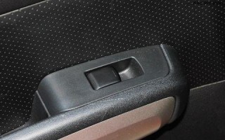 东风日产风度mx6转向灯继电器位置？如何更换？