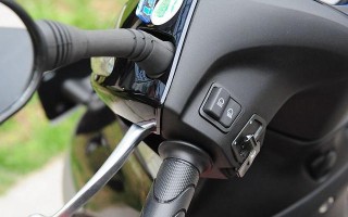 五羊本田睿御转向灯开关拆卸方法是什么？