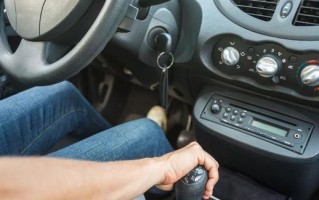 日产阳光拉起手刹后刹车灯亮吗？解析问题原因与解决方案！
