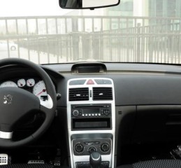 标致307转向灯亮无声音的原因及解决方法（探寻标致307转向灯亮无声音的背后问题）