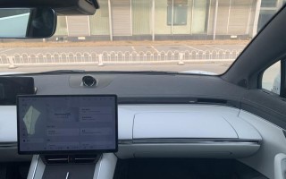 特斯拉高位刹车灯更换需要拆玻璃吗？费用大概是多少？