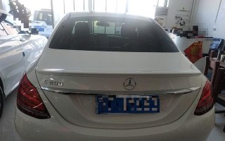 如何更换11年奔驰C200转向灯（简单步骤让您的车灯焕然一新）