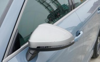 奥迪Q50L缺少转向灯的问题及解决方案（为什么奥迪Q50L两边反光镜没有转向灯）
