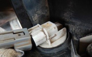 荣威350后转向灯需要几个灯泡？更换步骤和注意事项是什么？