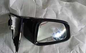 宝马后视镜更换转向灯费用分析（了解宝马后视镜更换转向灯的价格及相关信息）