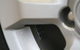 探究丰田荣放转向灯亮的原因（详解转向灯亮的问题及解决方法）
