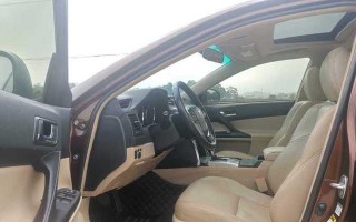 丰田锐志转向灯保险盒开启位置及步骤？