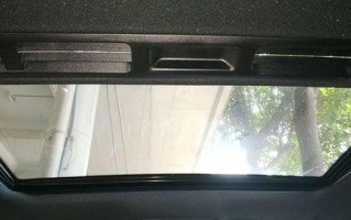 奔驰E200倒车镜转向灯拆解指南（轻松学会拆卸奔驰E200倒车镜转向灯）