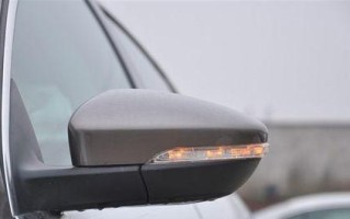 如何拆卸11年大众迈腾的左前转向灯？拆卸过程中需要注意什么？