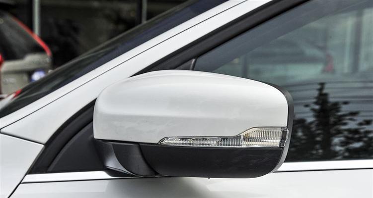拆解沃尔沃XC60反光镜转向灯的步骤与技巧（以XC60为例，教你正确拆装反光镜转向灯，提升行车安全）-第3张图片-好赞用车