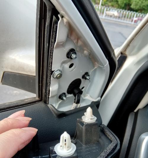 东风风神后视镜转向灯拆卸指南（详细步骤及注意事项）-第3张图片-好赞用车