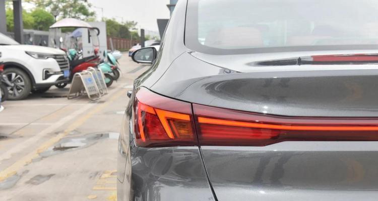 长安逸动pus刹车灯更换技巧大揭秘（简单易学的DIY方法）-第3张图片-好赞用车