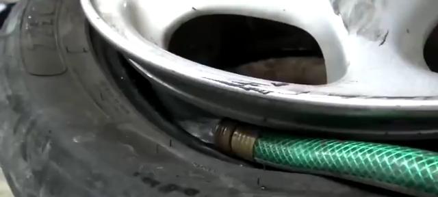 电瓶车轮胎补胎费用多少钱（探索电瓶车轮胎补胎费用的因素及解决方案）-第1张图片-好赞用车