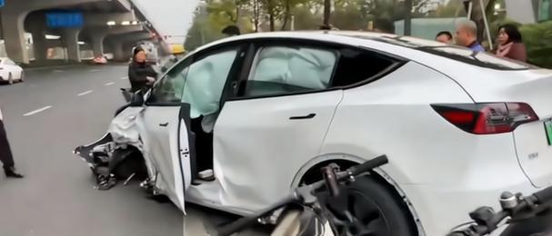 特斯拉刹车灯亮一个不亮的原因及解决方法（探究特斯拉刹车灯一个亮一个不亮的问题以及如何修复）-第1张图片-好赞用车