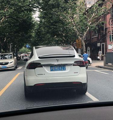 特斯拉刹车灯的设计与功能解析（深入剖析特斯拉刹车灯的创新设计和多功能特点）-第2张图片-好赞用车