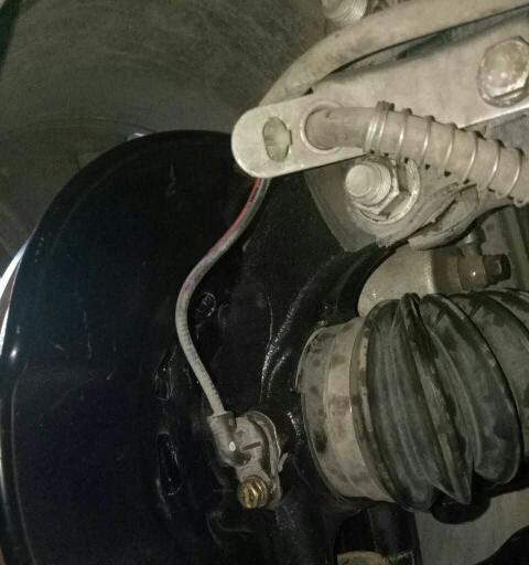长安逸动刹车灯泡更换方法（解决长安逸动刹车灯泡问题的简易步骤）-第2张图片-好赞用车