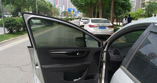 解析09年雪铁龙世嘉开车门转向灯常亮的原因及解决方法（探究09年雪铁龙世嘉开车门转向灯常亮的技术故障及应对措施）-第1张图片-好赞用车