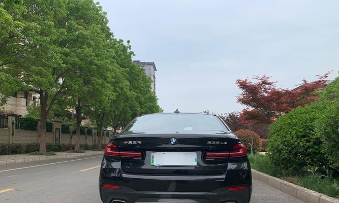 宝马5系2024前转向灯显示面积过小的问题（改进前灯光设计不符驾驶人需求）-第3张图片-好赞用车