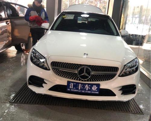 奔驰C260L尾灯转向灯夜晚效果解析（探寻奔驰C260L尾灯转向灯在夜晚的炫目表现）-第3张图片-好赞用车
