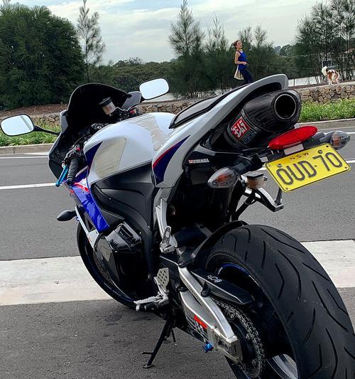 本田cbr600rr是否配备转向灯？转向灯的使用和功能是什么？-第3张图片-好赞用车