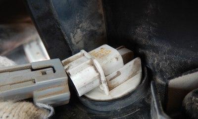 荣威350后转向灯需要几个灯泡？更换步骤和注意事项是什么？-第1张图片-好赞用车