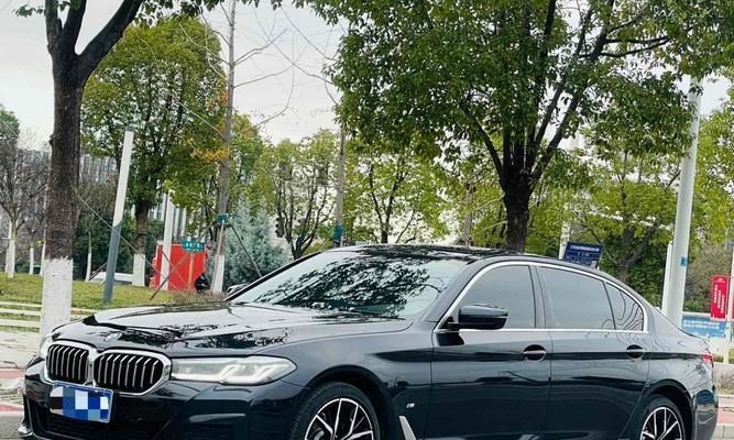 宝马530li2021款转向灯亮起是什么原因？如何解决？-第1张图片-好赞用车