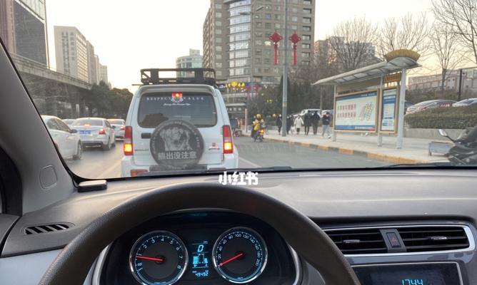 转向灯不打就变道的女司机如何避免事故？-第3张图片-好赞用车