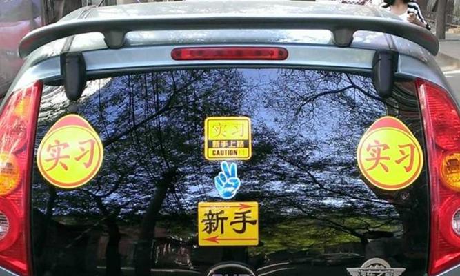 转向灯不打就变道的女司机如何避免事故？-第2张图片-好赞用车