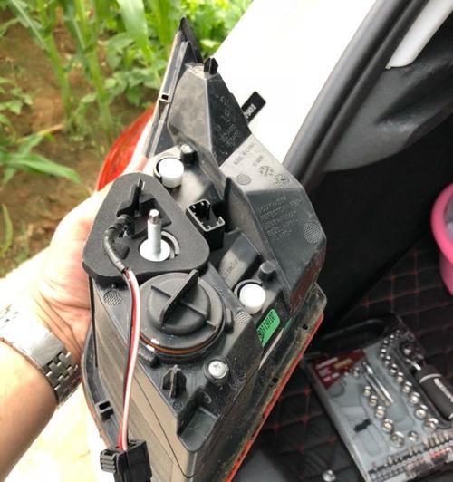 标致308更换转向灯灯泡需要多少钱？更换步骤是怎样的？-第1张图片-好赞用车