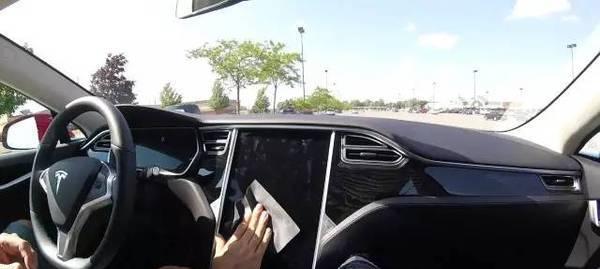特斯拉打转向灯是否能看到摄像头（探究特斯拉车辆转向灯遮挡摄像头的情况）-第2张图片-好赞用车