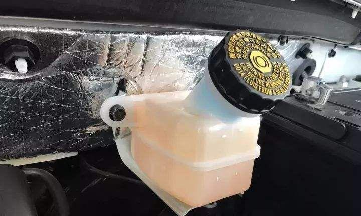 刹车油更换周期及注意事项（为保证行车安全）-第1张图片-好赞用车