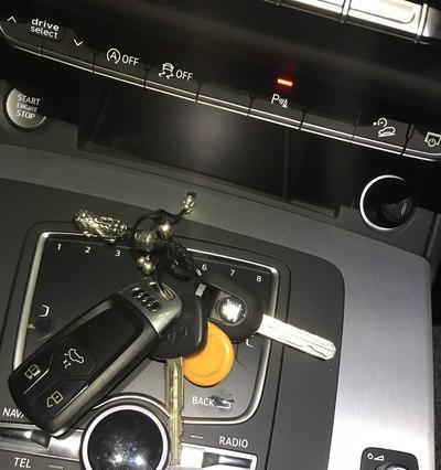奥迪q5l转向灯拨杆头上的按键使用方法是什么？-第1张图片-好赞用车