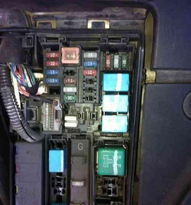 起亚k2转向灯保险丝位置解析（详解13款起亚k2转向灯保险丝位置及更换步骤）-第1张图片-好赞用车