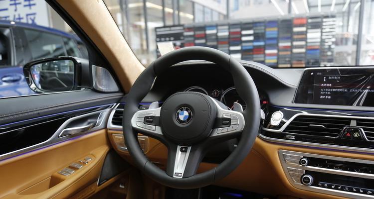 新款宝马7系转向灯一直亮着怎么办？常见原因及解决方法是什么？-第1张图片-好赞用车