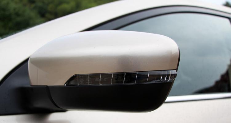 吉利汽车后视镜转向灯怎么安装？安装步骤和注意事项是什么？-第1张图片-好赞用车