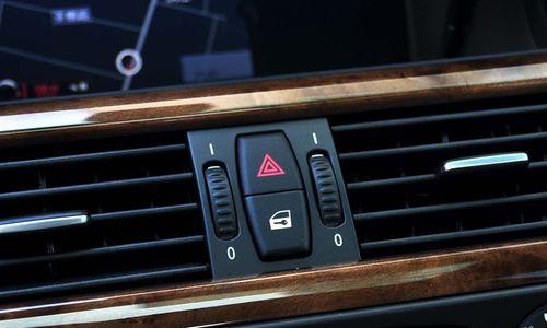 宝马525右前转向灯一直亮怎么办？可能的原因和解决方法是什么？-第1张图片-好赞用车