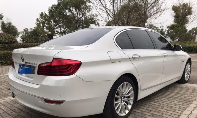 宝马525右前转向灯一直亮怎么办？可能的原因和解决方法是什么？-第2张图片-好赞用车