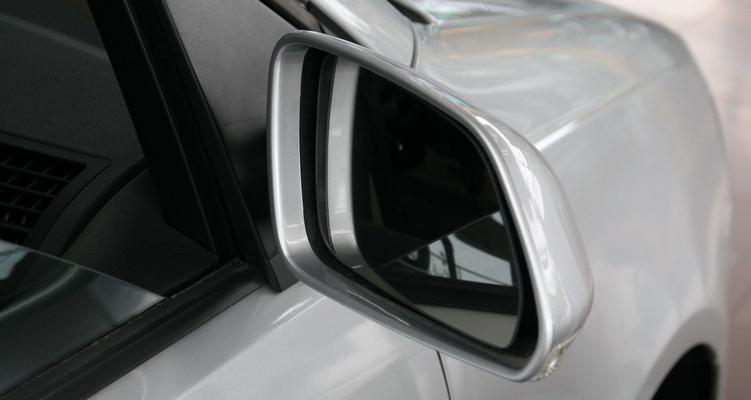 大众Polo后视镜转向灯（探索大众Polo后视镜转向灯的功能与优势）-第1张图片-好赞用车