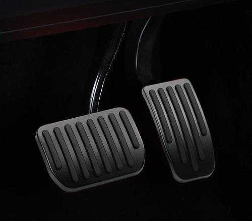 特斯拉油门刹车灯光关闭教程（简单易行的方法帮你关闭特斯拉车辆的油门刹车灯光）-第1张图片-好赞用车