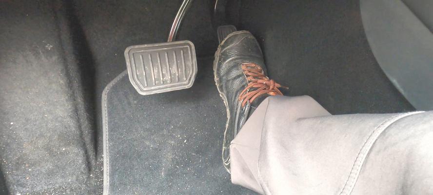 特斯拉油门刹车灯光关闭教程（简单易行的方法帮你关闭特斯拉车辆的油门刹车灯光）-第2张图片-好赞用车