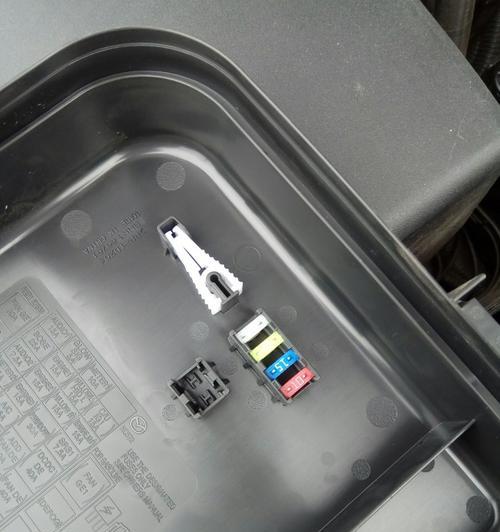 马自达转向灯保险丝的位置及更换方法（马自达转向灯保险丝故障排查与解决）-第1张图片-好赞用车