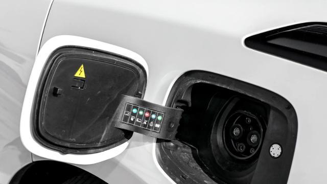 特斯拉后刹车灯进水处理教程（解决特斯拉后刹车灯进水问题的步骤和注意事项）-第1张图片-好赞用车