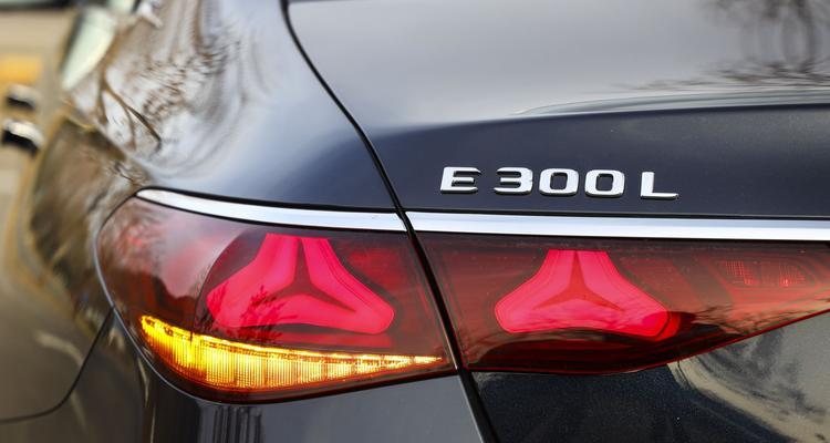 奔驰左转向灯故障及解决方法（解决您奔驰左转向灯故障的有效方法）-第1张图片-好赞用车