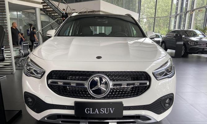 2024奔驰gla200夜间转向灯的优势与应用（让你夜间行驶更安全的奔驰gla200转向灯）-第1张图片-好赞用车